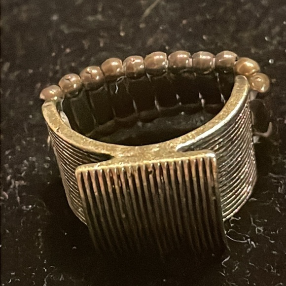 Size 6.5 Modernist gold tone ribbed wide stretch statement ring - Picture 2 of 12
